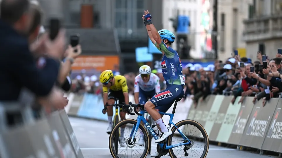 Pepijn Reinderink viert zijn overwinning in de derde etappe van de Ronde van Luxemburg