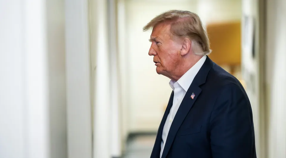 Donald Trump in beeld na de ondertekening van nieuwe sancties tegen Rusland