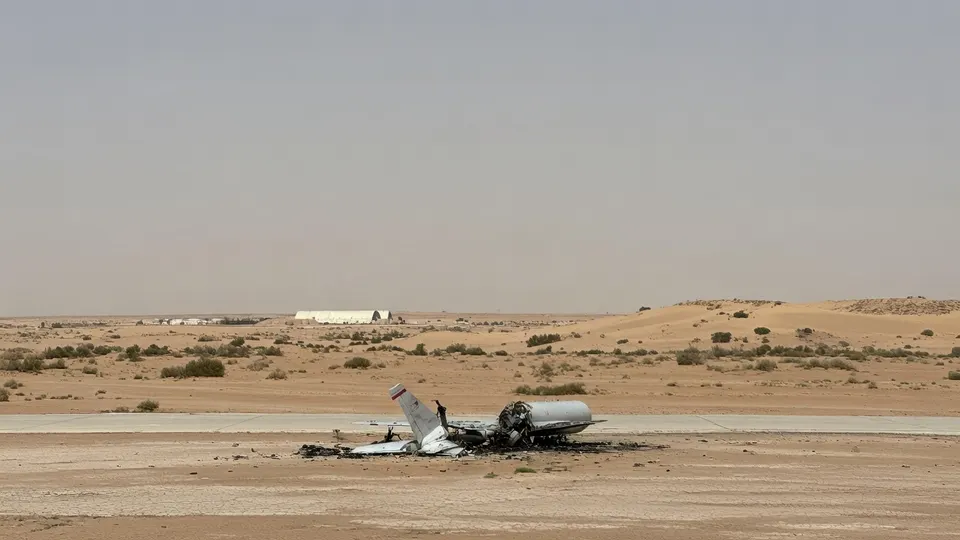 Neergestort en zwaar beschadigd Amerikaans Awacs-radarvliegtuig op een luchtmachtbasis in Saoedi-Arabië