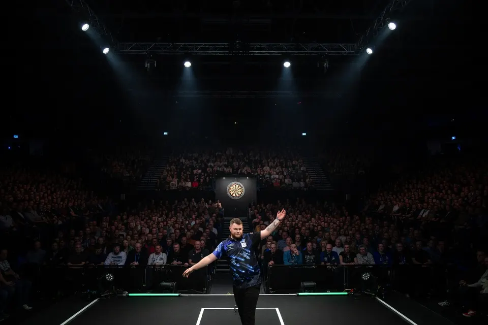 Josh Rock viert zijn overwinning op Ryan Searle in AFAS Live in Amsterdam