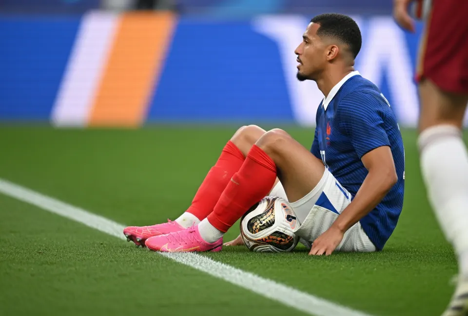 William Saliba zit geblesseerd op het veld tijdens de halve finale van het WK tussen Frankrijk en Spanje