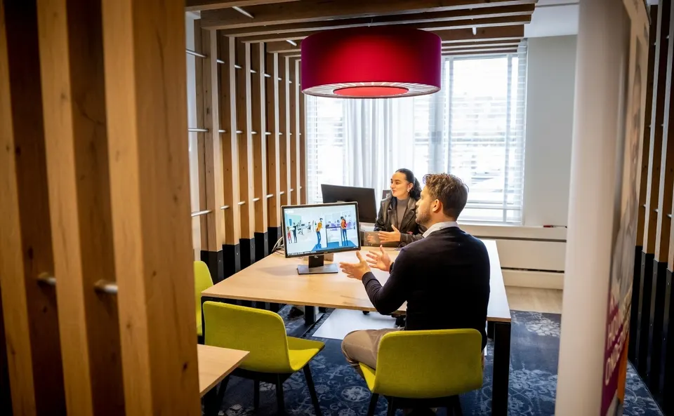 Ondernemers overleggen in een kantoorruimte