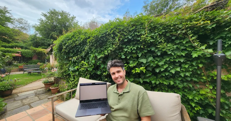 Mesh-oprichter Ramon Caljouw toont het platform op zijn laptop in een tuin