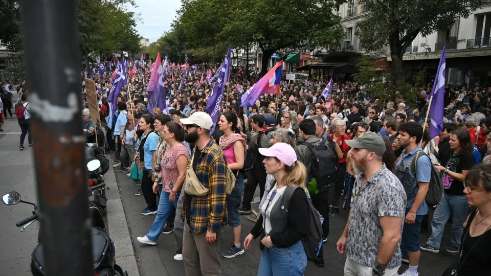 Tienduizenden mensen demonstreren in Parijs tegen een wetsvoorstel over politiegeweld