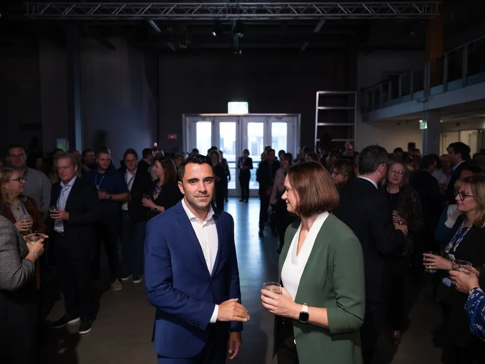 Bezoekers praten met elkaar tijdens een bijeenkomst