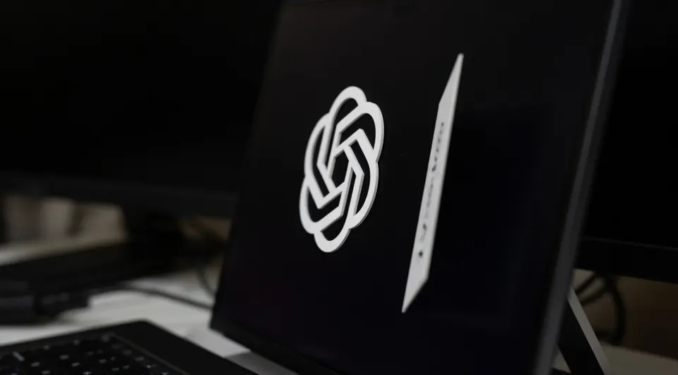 Laptop met het logo van OpenAI, het bedrijf achter Astra for Law