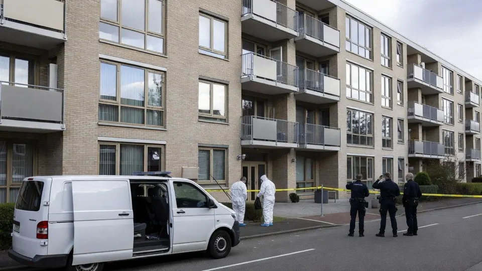 Onderzoek in het appartementencomplex in Enschede waar voormalig voetballer Douglas woont