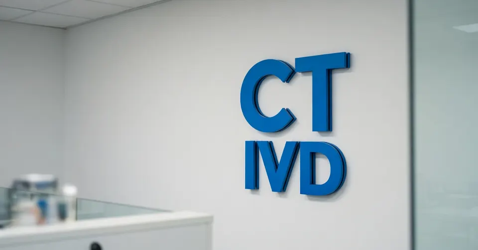 Het logo van de CTIVD, die waarschuwt voor onvoldoende toezicht op AI bij de AIVD en MIVD