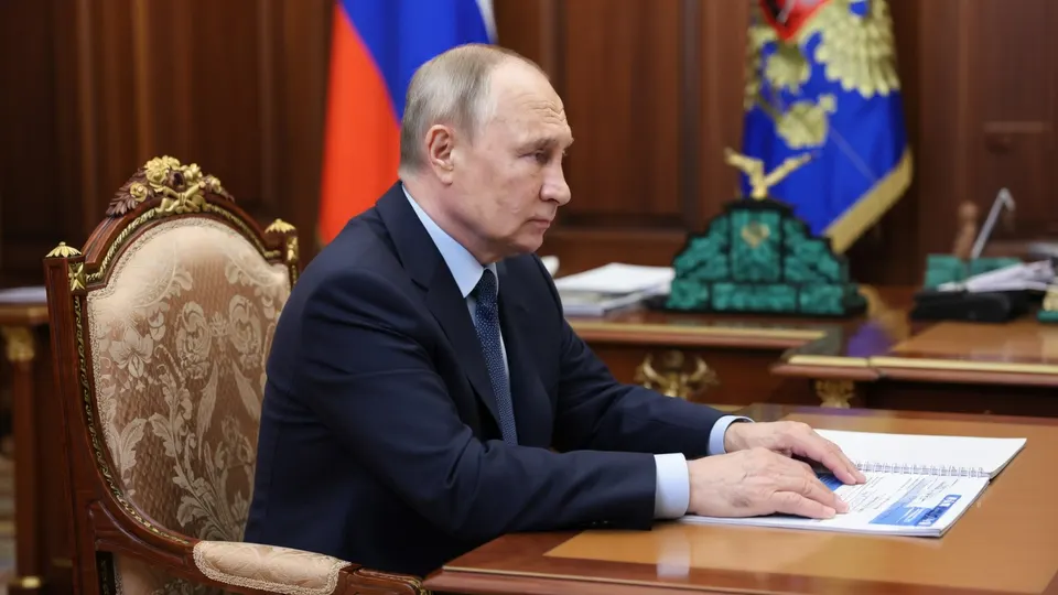 De Russische president Vladimir Poetin aan het werk in zijn kantoor