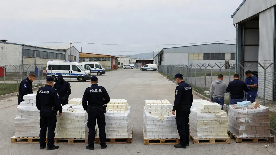 Bosnische politie toont in beslag genomen synthetische drugs op een bedrijventerrein bij Sarajevo