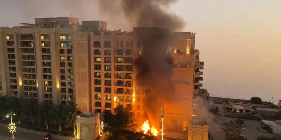 Brand en dikke rook bij een gebouw in Dubai