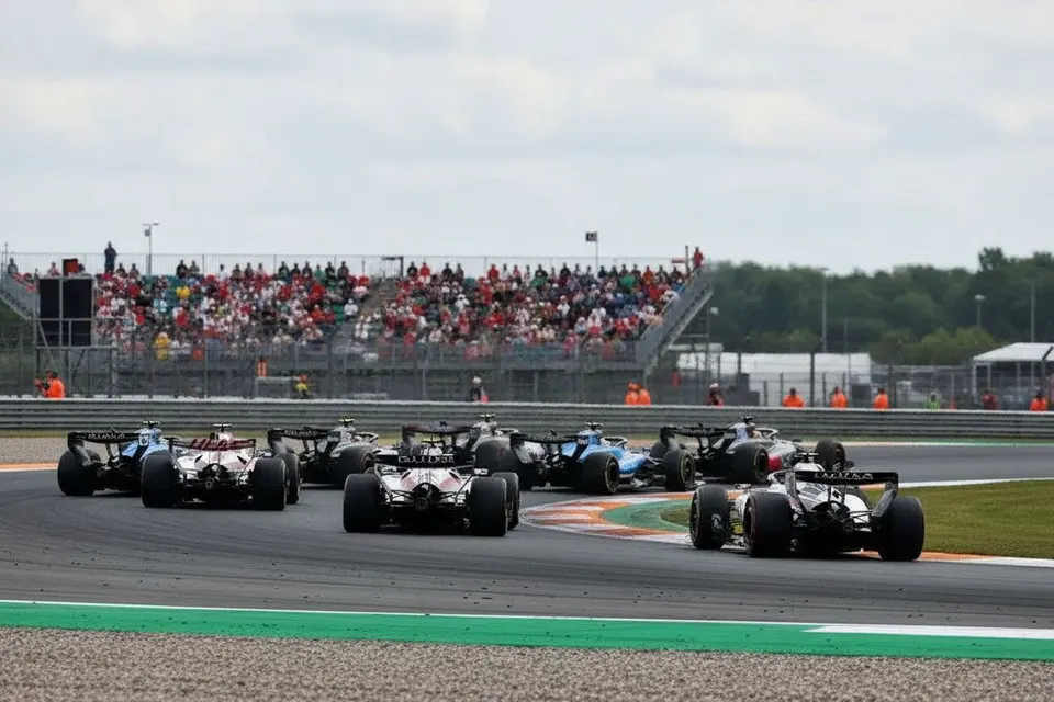 Formule 1-auto's rijden tijdens een race over een circuit