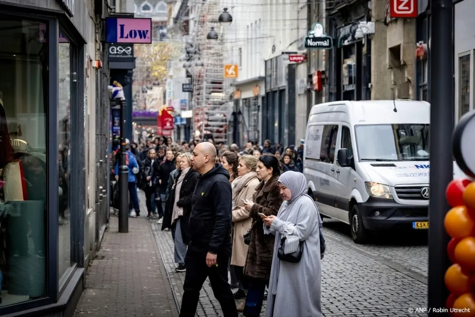 Winkelend publiek in een Nederlandse winkelstraat