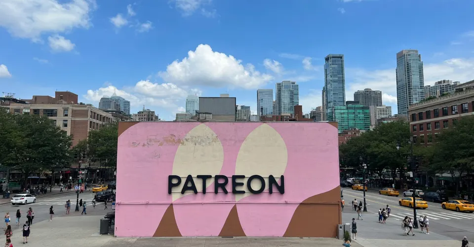 Een Patreon-reclame op een plein in Toronto