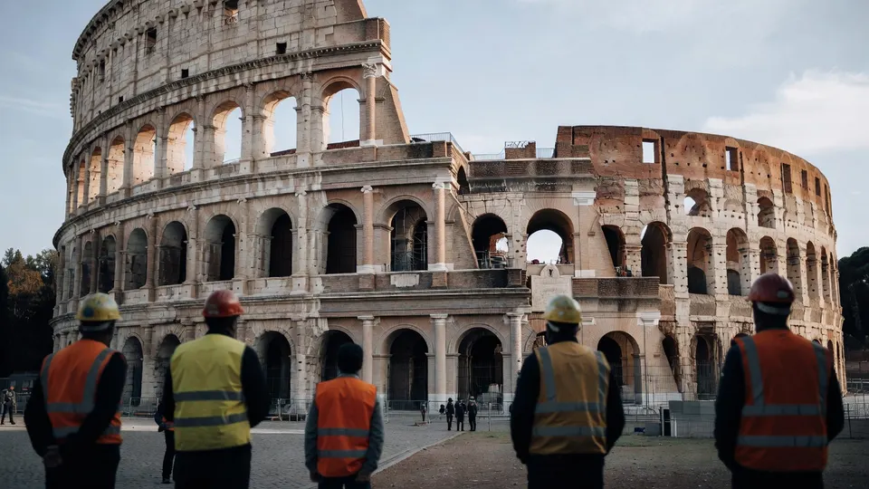 Medewerkers bij het Colosseum in Rome, waar een man omkwam tijdens werkzaamheden