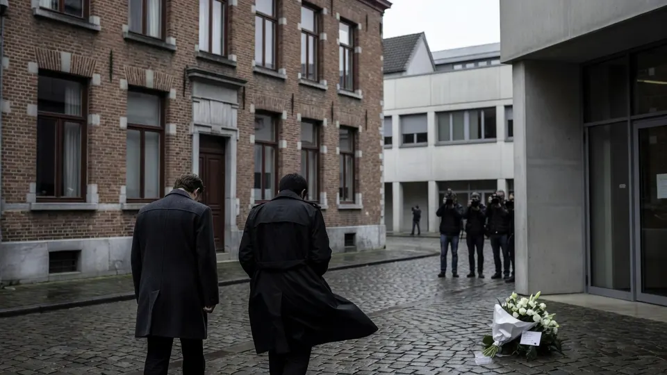 Bloemen liggen bij het gebouw waar de Franse acteur Arnaud Denis afscheid nam