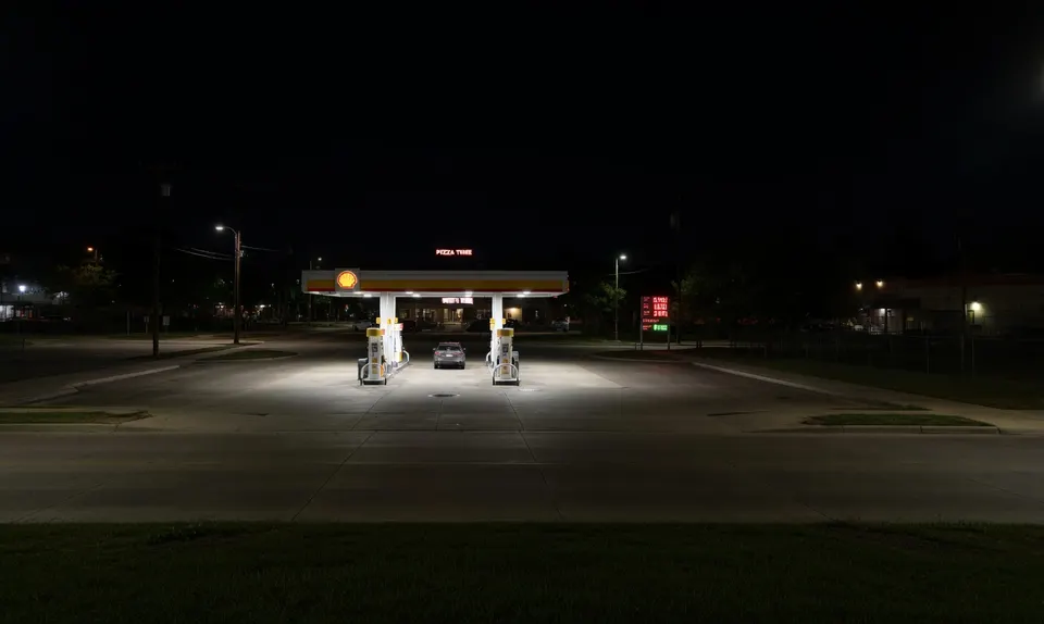Een verlaten tankstation in de nacht, terwijl de dieselprijs in Europa recordhoogtes bereikt