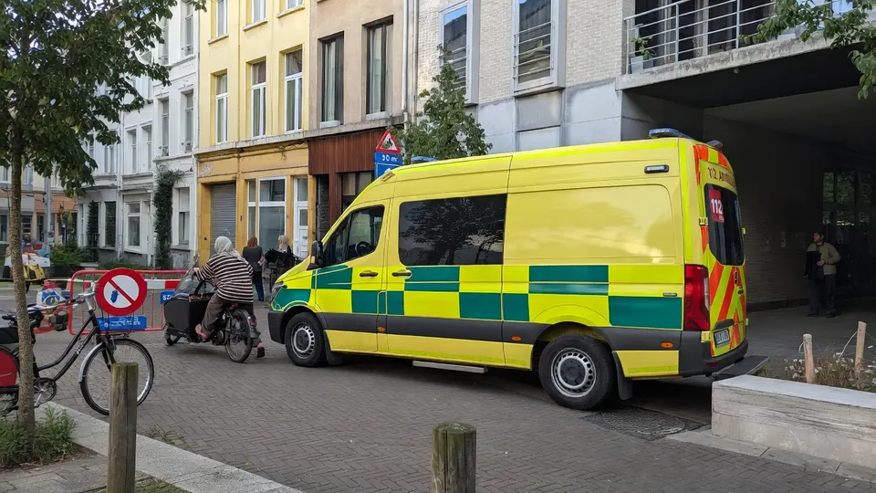 Hulpdiensten bij basisschool De Musica in Antwerpen na het fatale verslikincident
