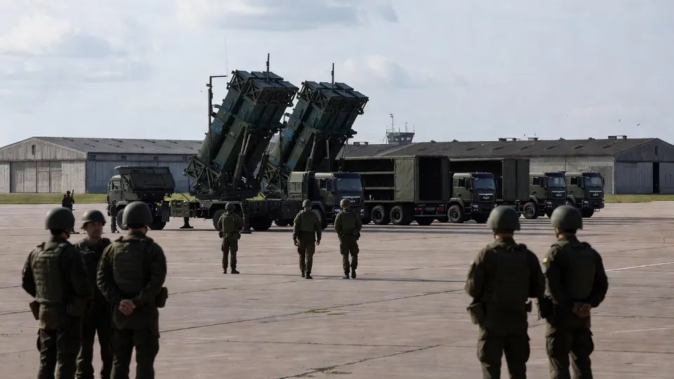 Patriot-luchtverdedigingssystemen en militairen op een militair terrein