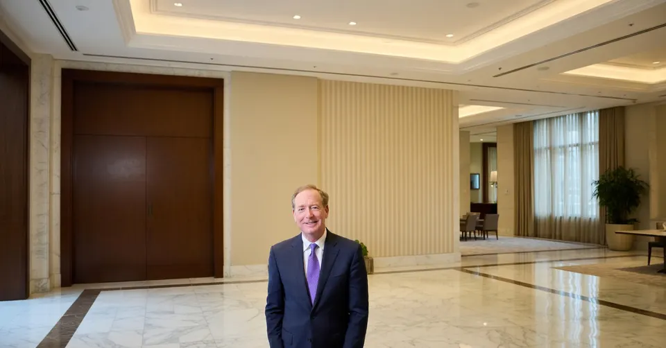 Microsoft-president Brad Smith in de lobby
