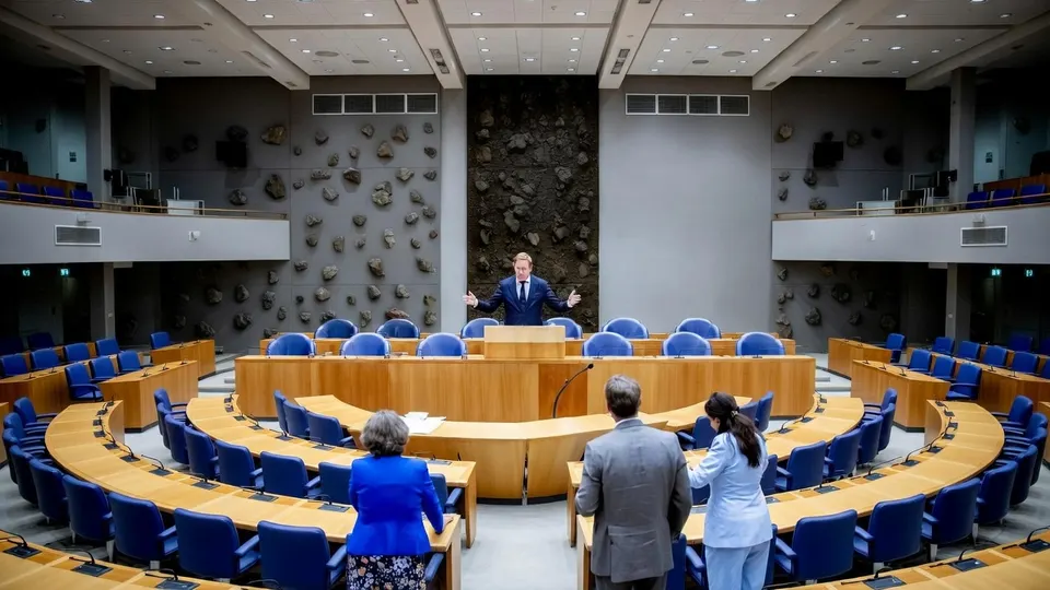 Minister David van Weel spreekt de Tweede Kamer toe tijdens het debat over zijn excuses