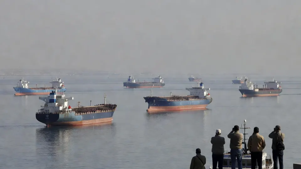 Schepen liggen stil in de Straat van Hormuz, waar de scheepvaart door de blokkade vrijwel is stilgevallen
