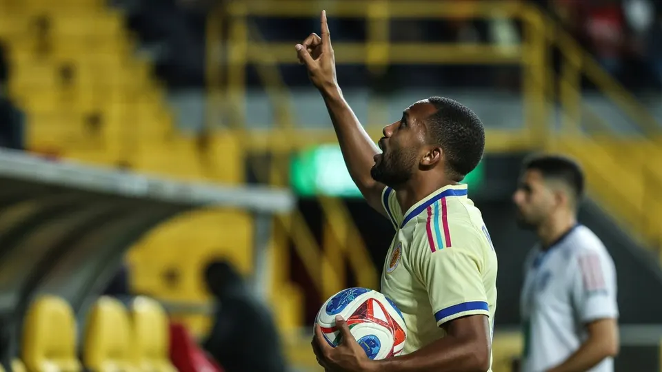 Een speler van Curaçao viert de comeback tegen Costa Rica
