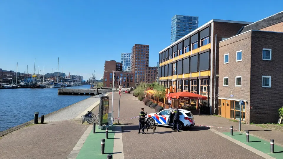 Politie zet de NDSM-kade in Amsterdam-Noord af na een schietpartij