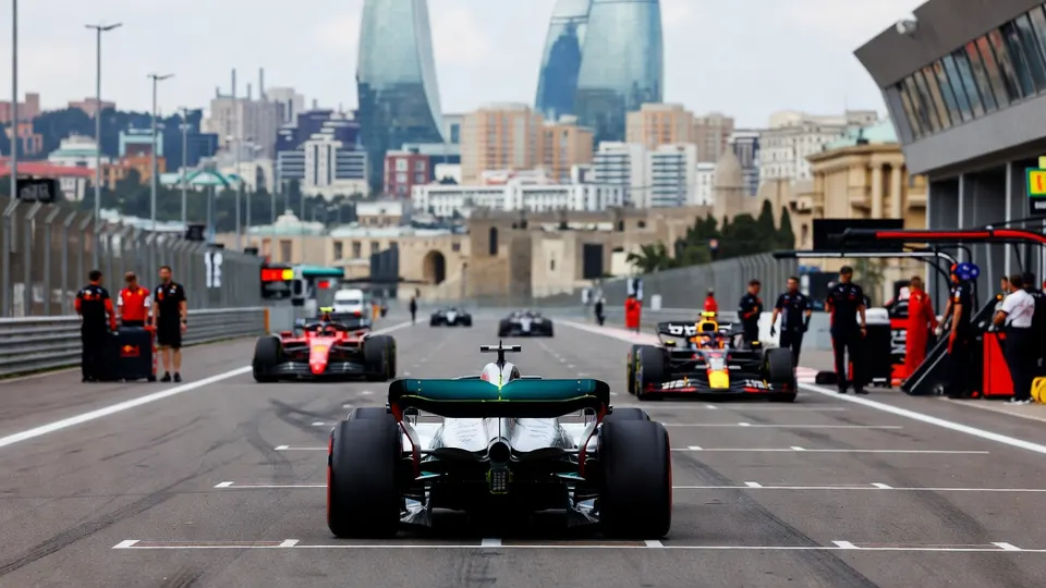 George Russell staat met zijn Mercedes op poleposition voor de Grand Prix van Azerbeidzjan in Bakoe