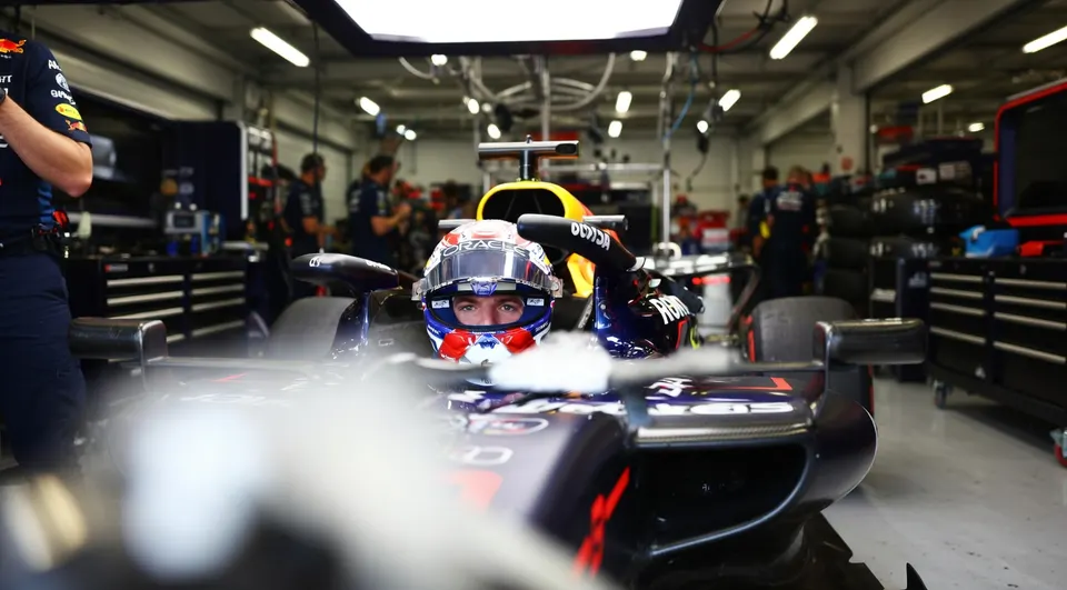 Max Verstappen zit in zijn Red Bull tijdens de voorbereidingen voor de Grand Prix van Azerbeidzjan