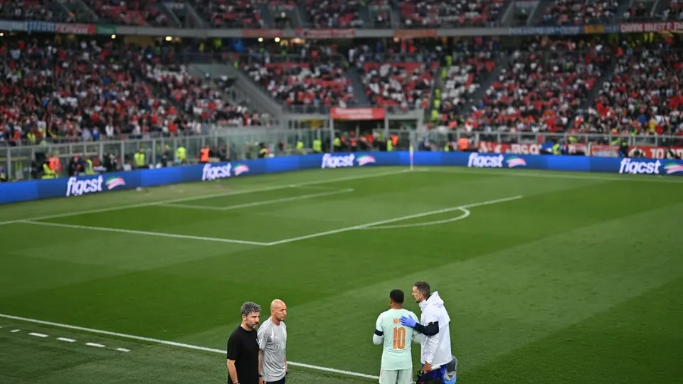 Kylian Mbappé verlaat met een knieblessure het veld tijdens het duel met Turkije