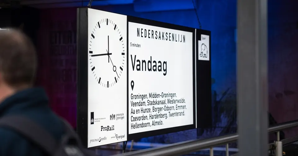 Informatiebord over de Nedersaksenlijn met de geplande route tussen Groningen en Enschede