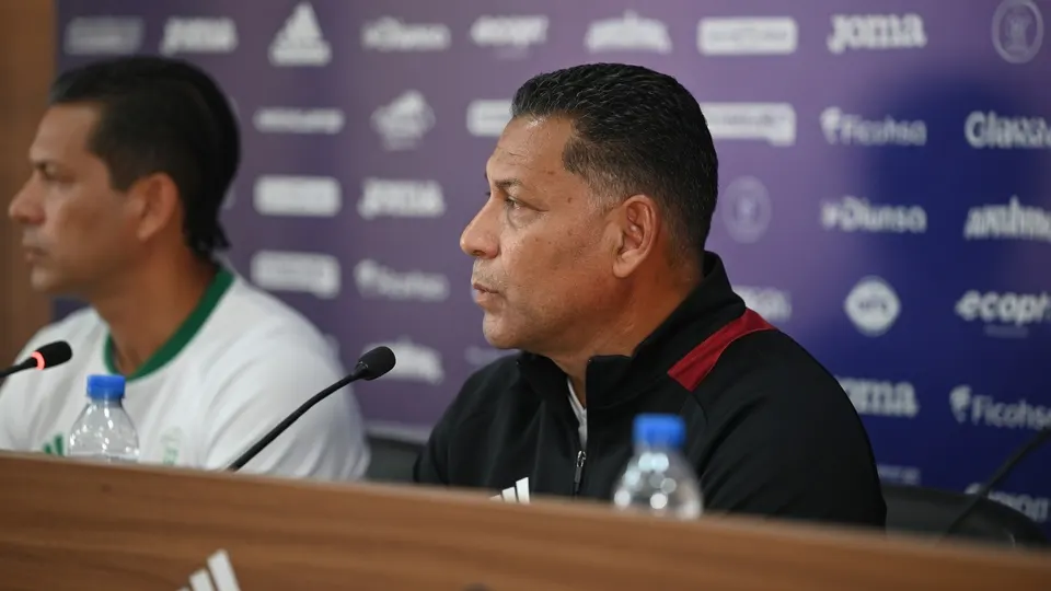 Henk Fraser tijdens de persconferentie na de overwinning van Suriname op Honduras