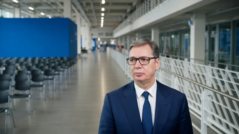 De Servische president Aleksandar Vucic in een hal