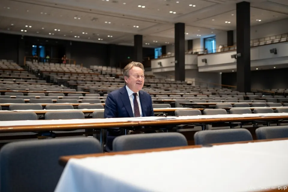 DNB-president Olaf Sleijpen in een vrijwel lege zaal