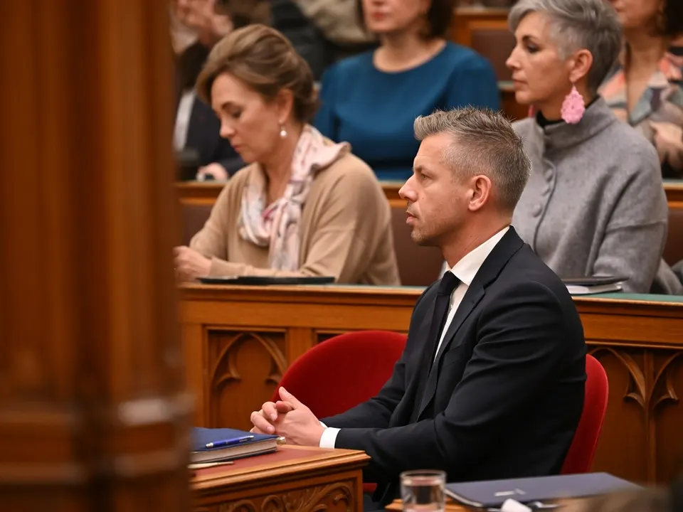 De Hongaarse premier Magyar in het parlement tijdens de behandeling van zijn immuniteit