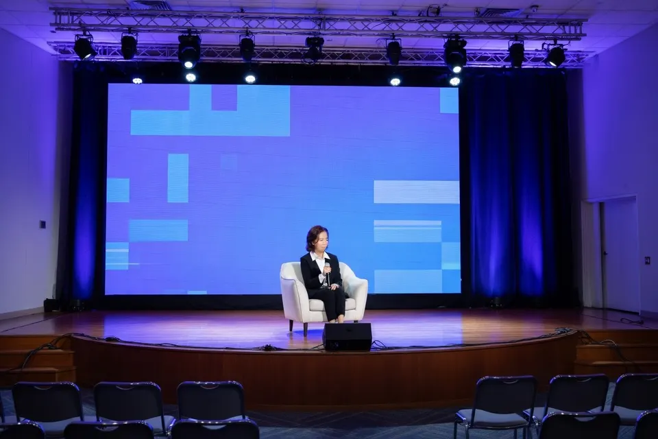 Fei-Fei Li van World Labs tijdens een presentatie over kunstmatige intelligentie