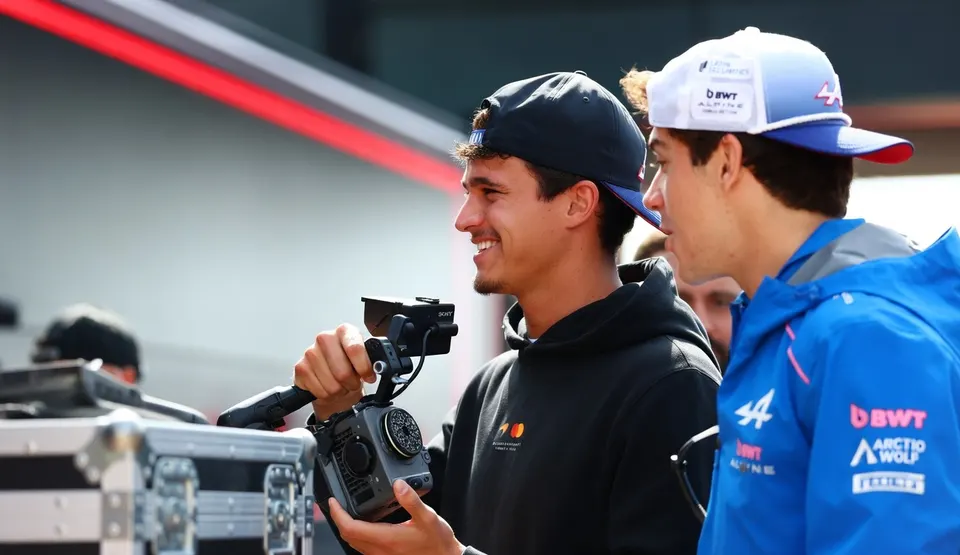 Lando Norris en Franco Colapinto praten met elkaar tijdens de Grand Prix
