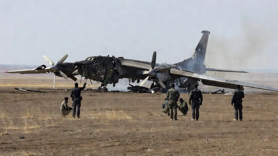 Russische Tu-95-bommenwerper ligt na de crash in de regio Amoer op de grond