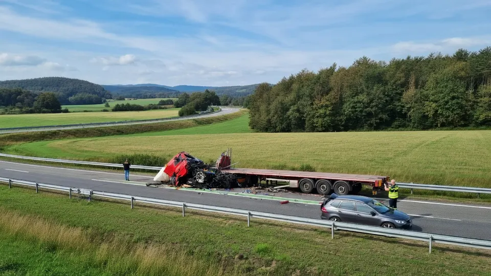 Hulpdiensten bij de gekantelde vrachtwagen na het dodelijke ongeluk op de N48 bij Zuidwolde