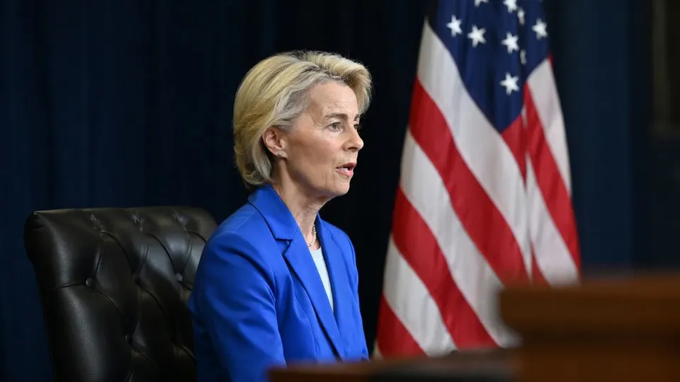 Europarlementariër Ursula von der Leyen tijdens een bijeenkomst met een Amerikaanse vlag op de achtergrond