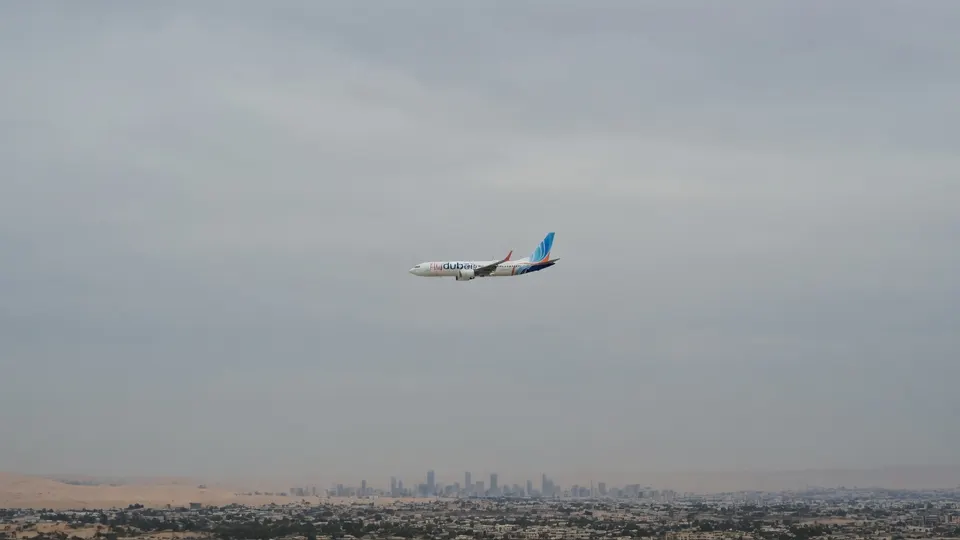 Flydubai-toestel vliegt boven een stad in de woestijn