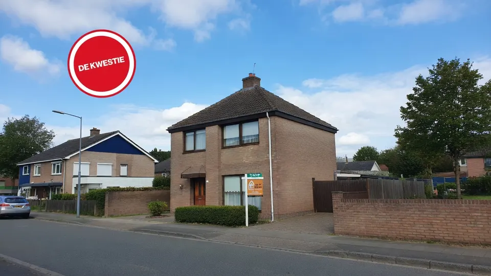 Woning met een bord van een makelaar te koop