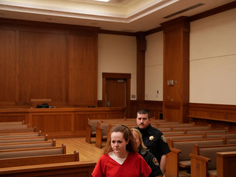 Christa Pike wordt begeleid door een agent in een rechtszaal in Tennessee