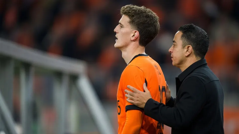 Een Nederlandse international en bondscoach Xavi langs de zijlijn