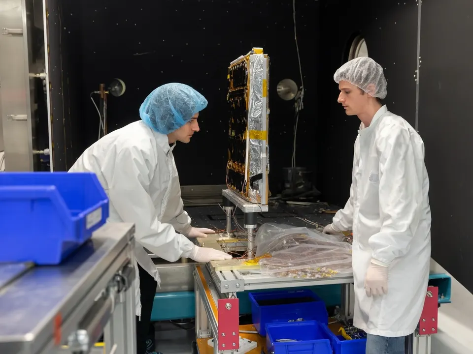 Medewerkers testen de satelliet voor Googles Project Suncatcher in een cleanroom