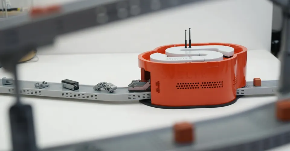 Een robotarm werkt aan een productielijn in een fabriek