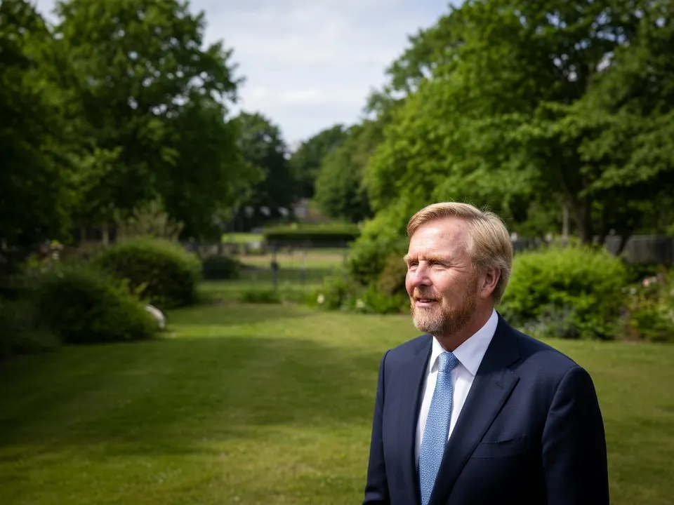Koning Willem-Alexander in de tuin van Paleis Huis ten Bosch