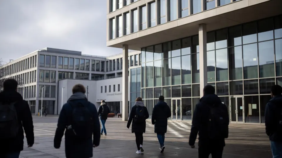 Studenten lopen op de campus van de Universiteit Maastricht