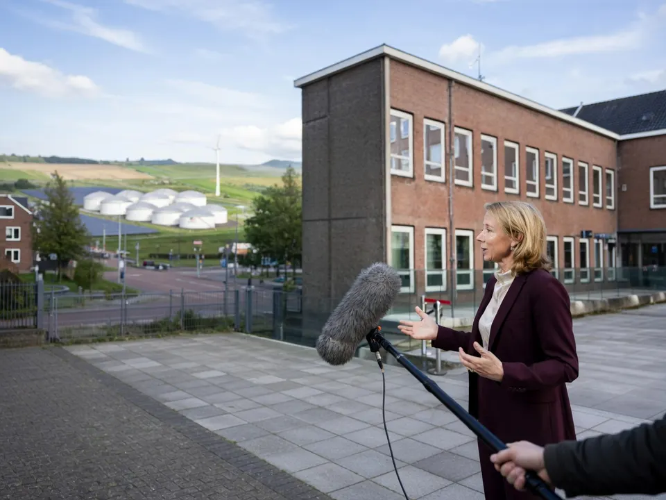 Minister Stientje van Veldhoven staat een journalist te woord